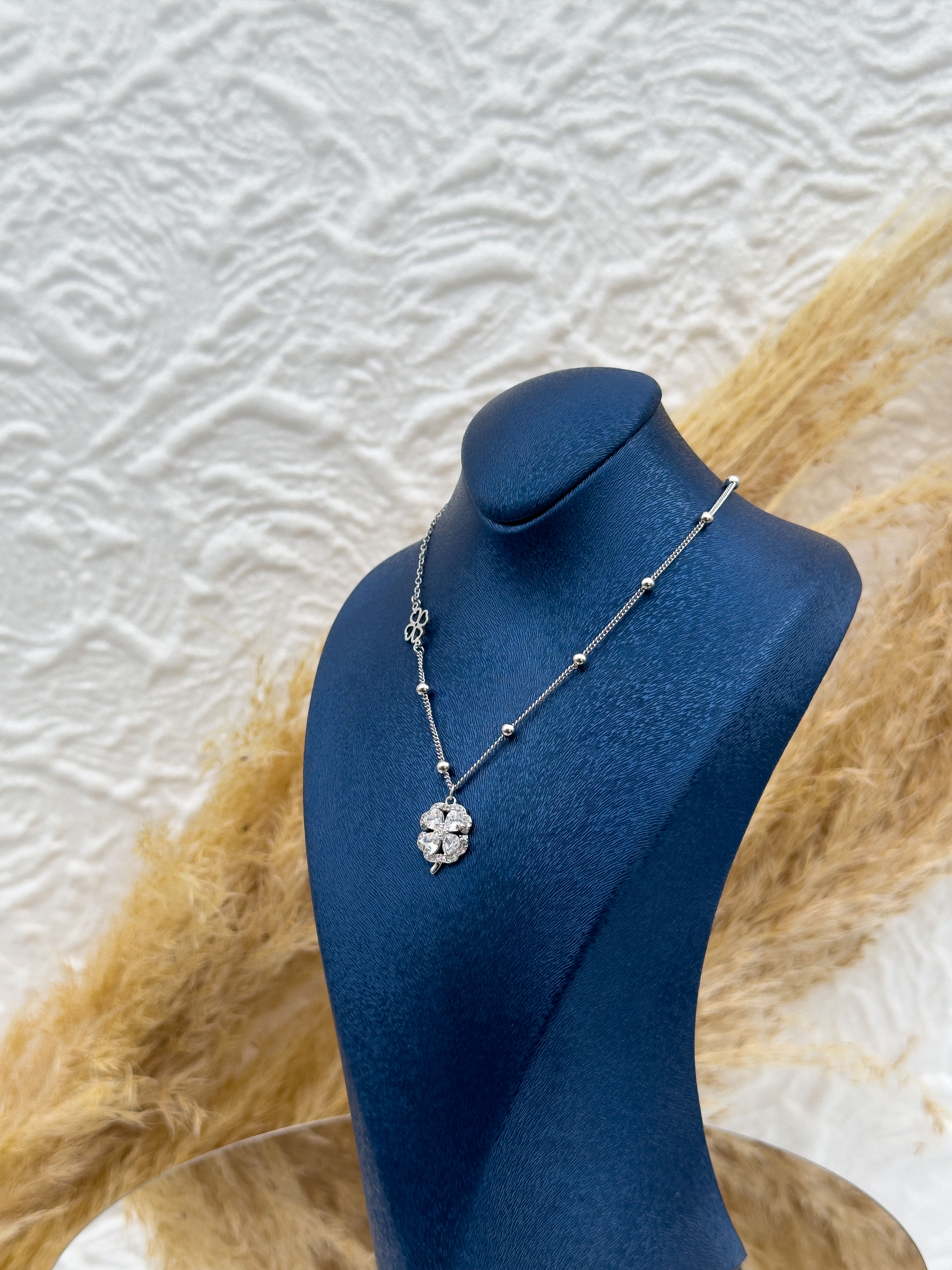 925 Ayar Gümüş Yonca Figürlü Taşlı Kadın Kolye – Şans ve Zarafet